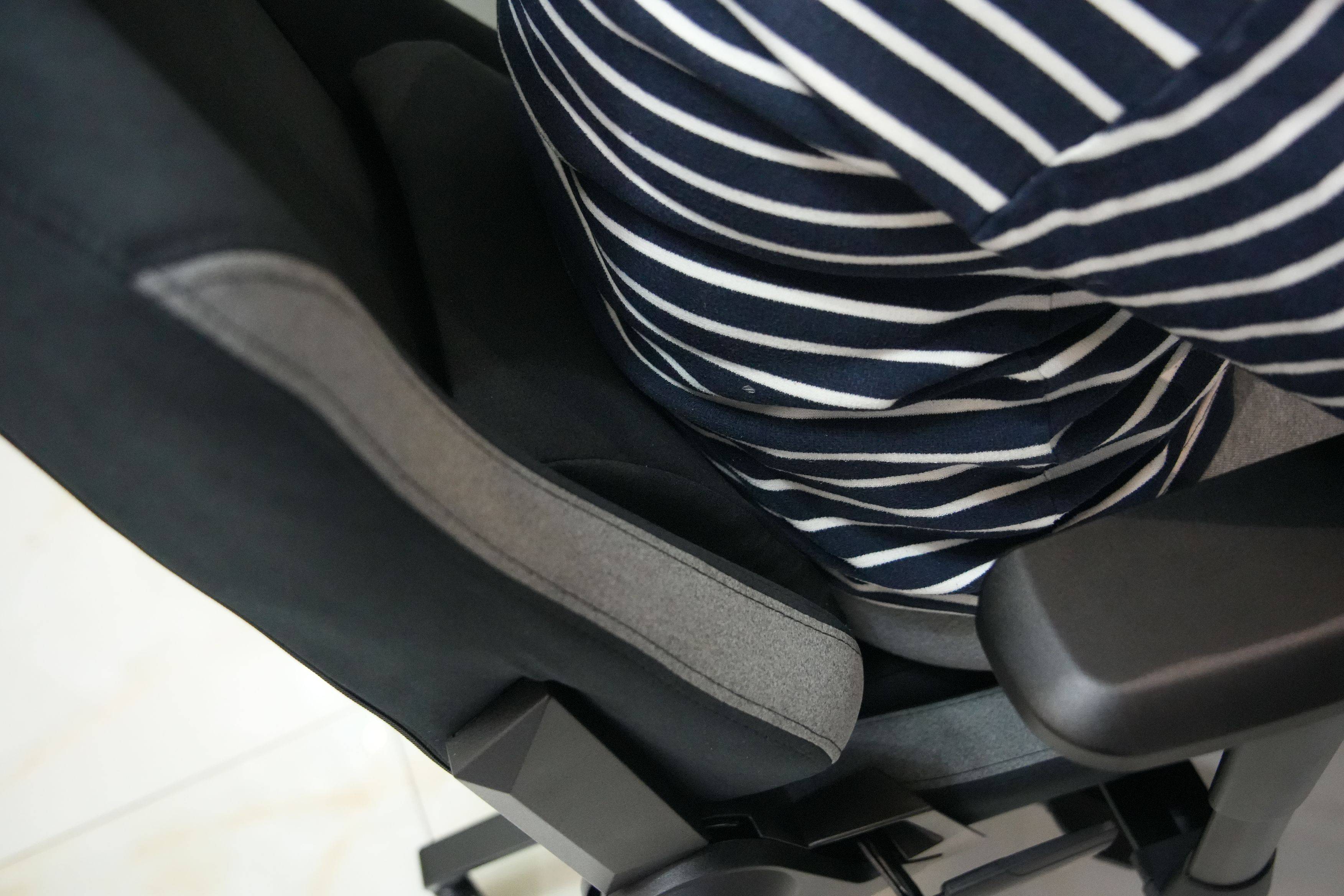 Blacklyte逐夜 逐·浪电竞椅体验评测：软件行业从业者的真实体验感受