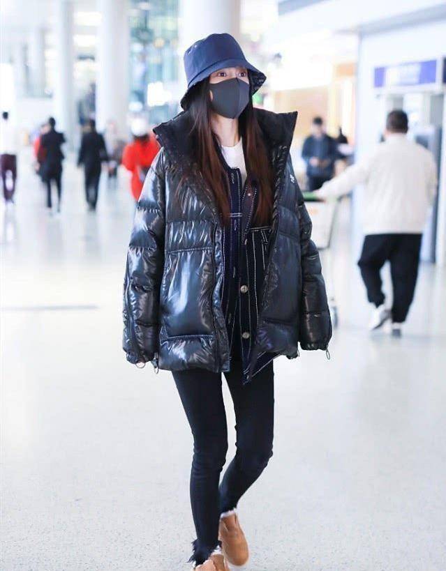 baby现身机场穿拖鞋露着白袜子显得腿特别短