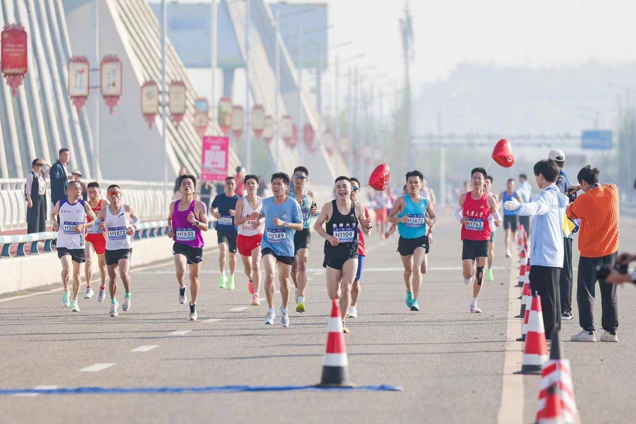 重庆市七运会首场赛事2024合川半程马拉松激情开跑