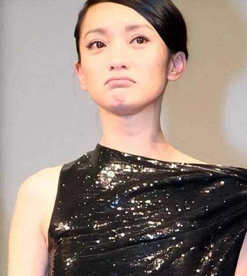 原创风声首映周迅哭到眼白泛红眼眶里全是泪委屈巴巴伸手擦