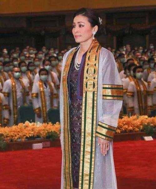 原创泰国贵妃为了赢穿旗袍身材发福却更有韵味王后为显嫩穿蕾丝