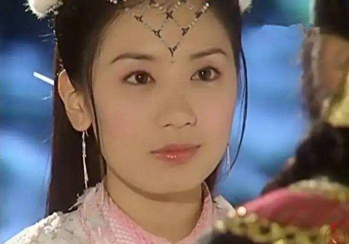 贾静雯,在《倚天屠龙记》中饰演的赵敏明艳动人,是很多人心中的女神.