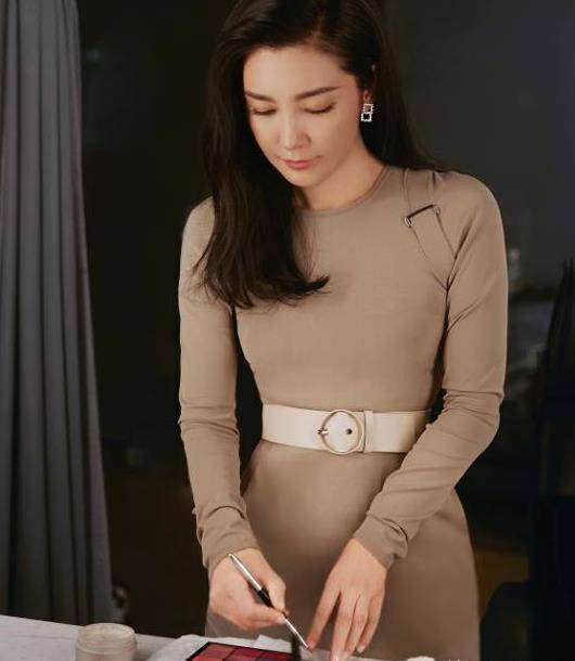 原创李冰冰穿紧身长裙拍片四肢纤细却被水桶腰出卖真实年龄