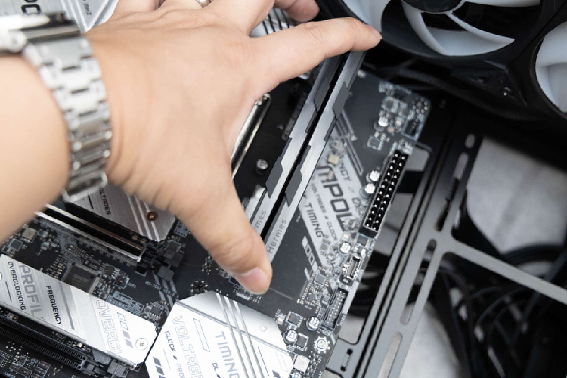 高颜值曲面海景房乔思伯tk3装机案例分享