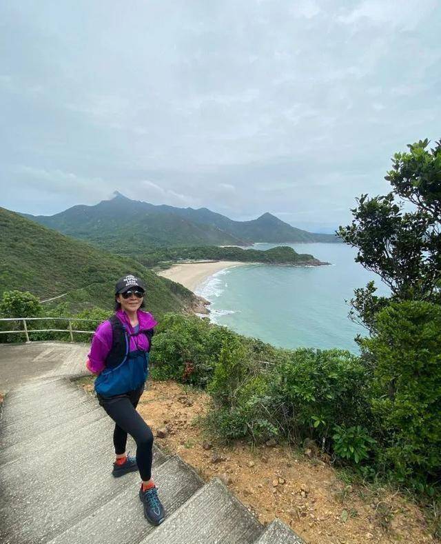 原创55岁刘嘉玲约发哥爬山65岁周润发两鬓斑白网友岁月不饶人