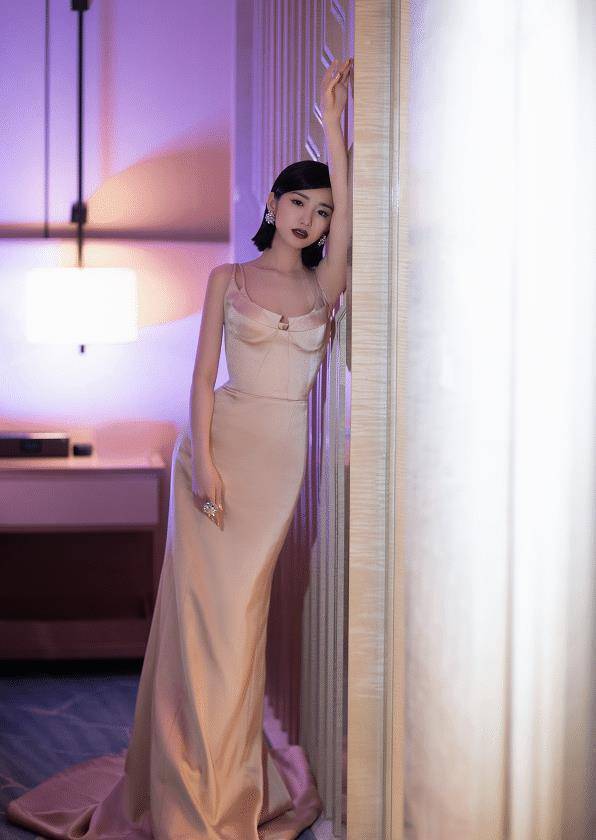 原创有种保守叫毛晓彤嫌裙子短就故意加层时尚没想到意外秀出奶棒腿