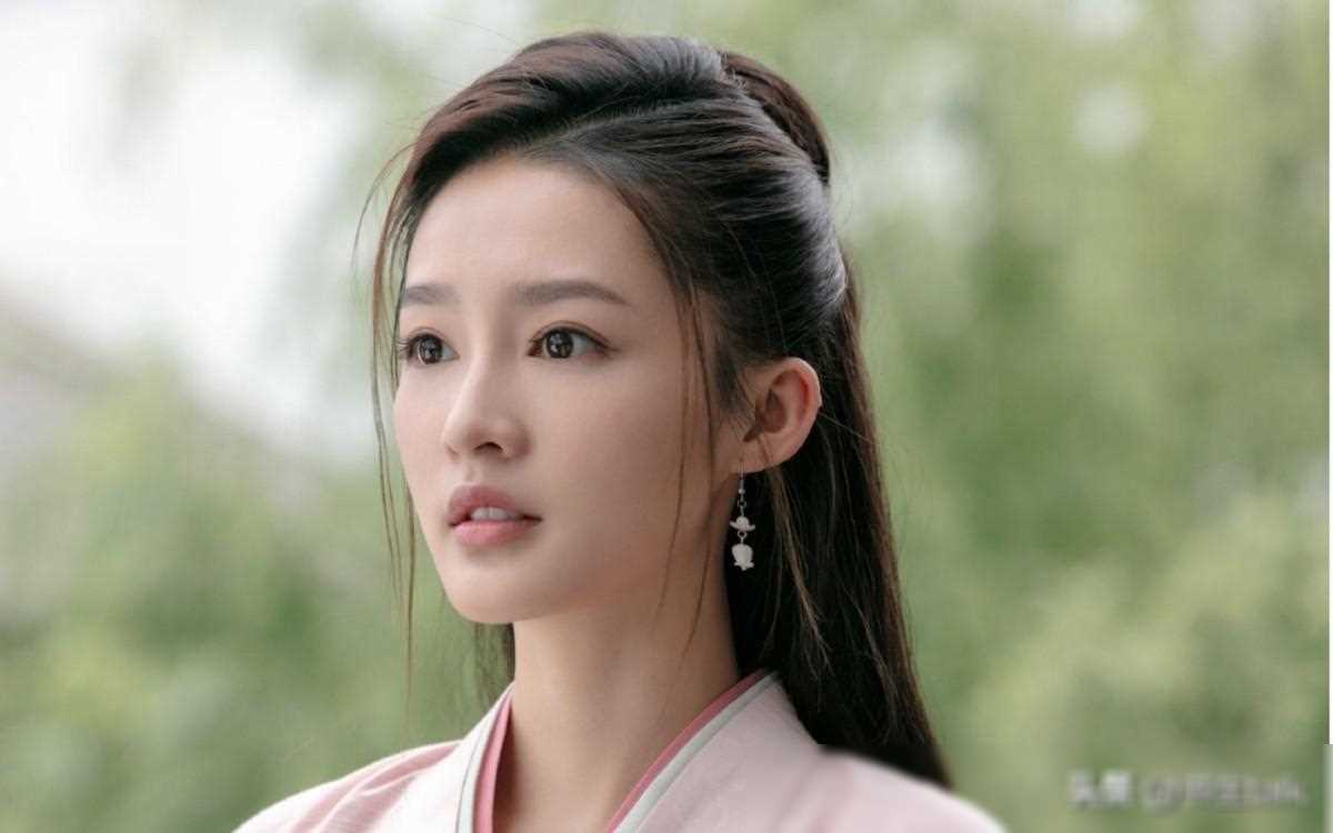 李沁大胆尝试新造型!超短上衣惊艳抢镜,拍完秒变保守派!