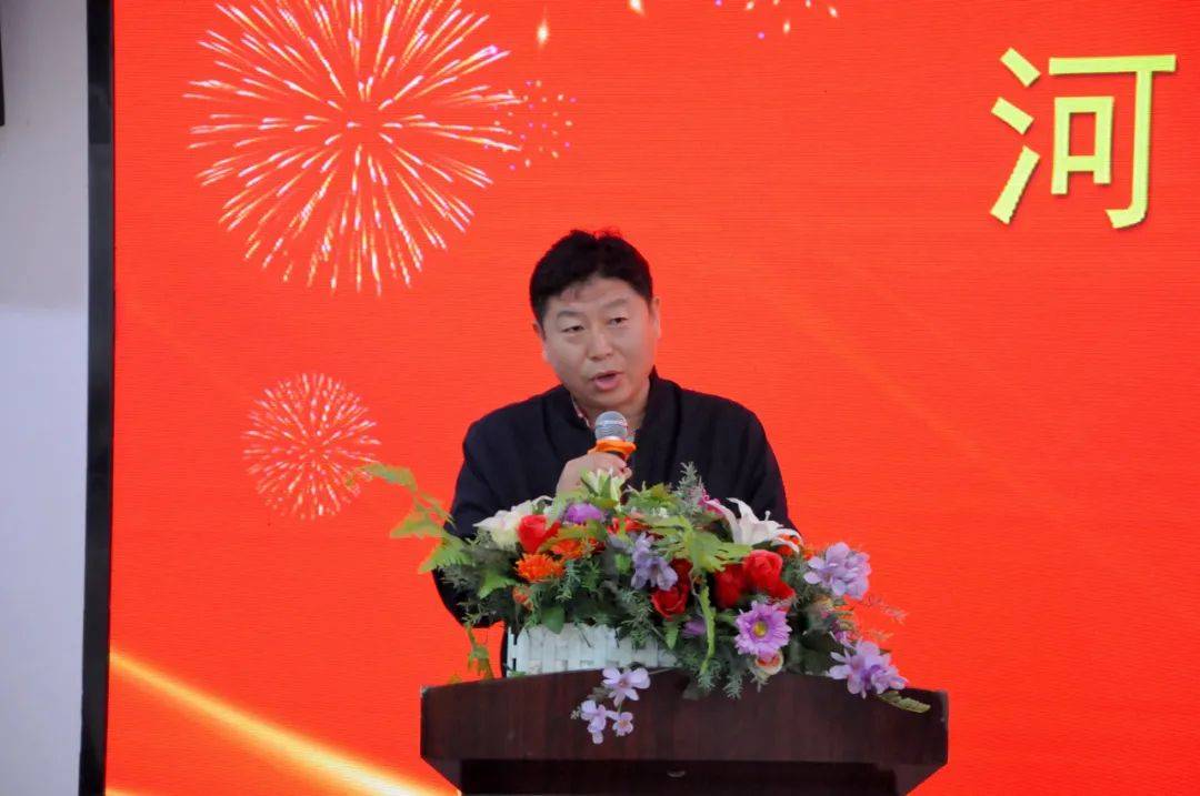 河北省宁晋县第二中学校长靳献伟代表河北省宁晋县第二中学接受牌匾