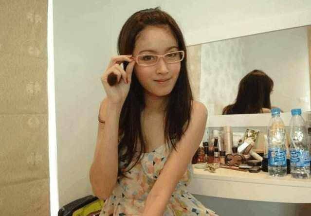 poy宝儿晒素颜搞怪照俏皮风情新片遭除名与张家辉共进退