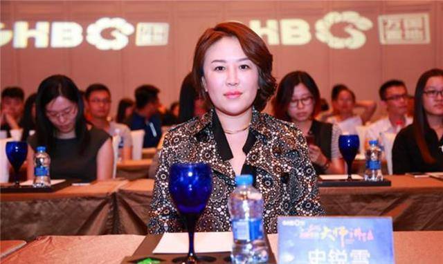 出现在著名经济学家郎咸平的节目中时,她是以北京万国置地的总裁身份