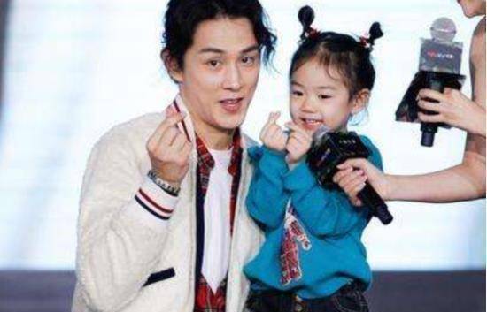 原创mini版戚薇惹人爱比起lucky的长相我更敬佩爸爸李承铉