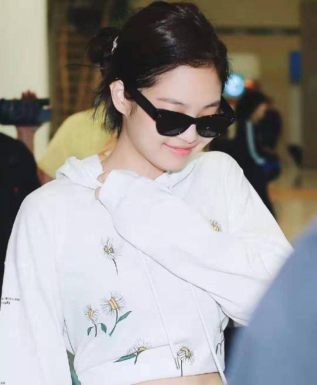 原创jennie成功逆袭为全团最瘦穿露脐装秀蚂蚁腰工装裤成最大败笔