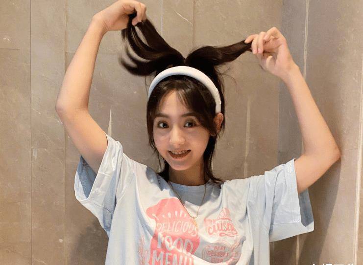 这次邢菲出演的是"姜小宁"这个角色的,饰演的是一位很积极向上很有