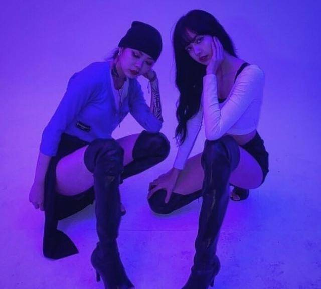 就比如blackpink的成员里,只有jennie是最先出道的,而且目前来说,yg的