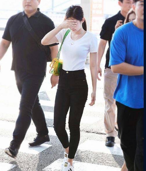 jennie完全是一个独特的存在露脐裙装又被撩到了