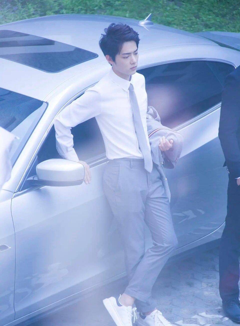 原创肖战豪车前臭美把助理手机当成镜子剔牙男神包袱碎了一地