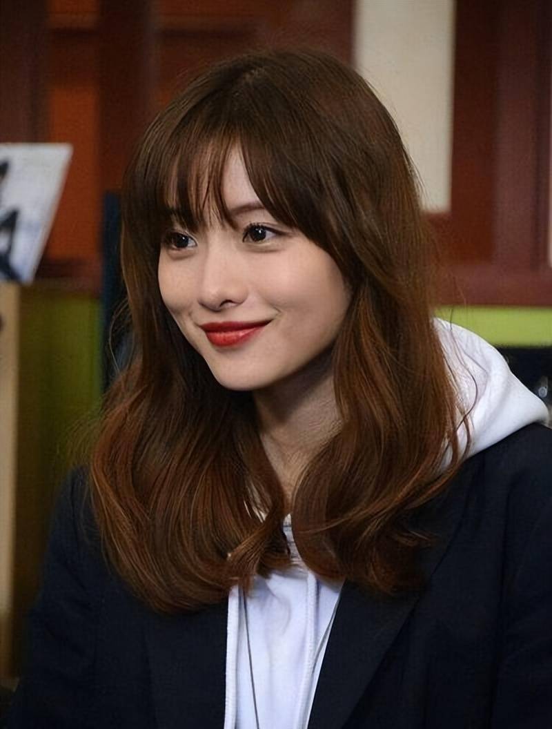 石原里美的嘴唇也是她笑容中相当重要的一部分.