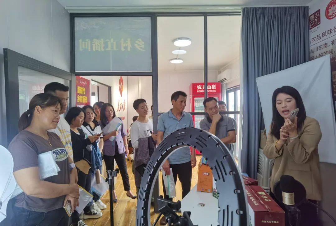 覃巴镇举办电商直播带货培训班