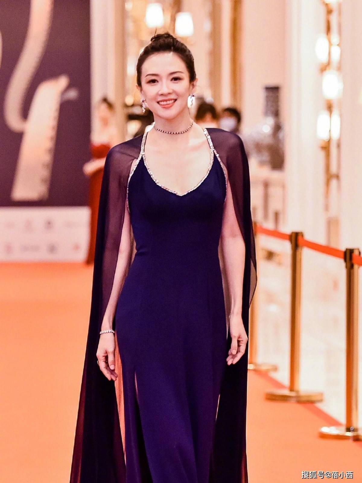 58岁巩俐同框章子怡,终于见识了,丰腴美与媚态美的差距有多大!