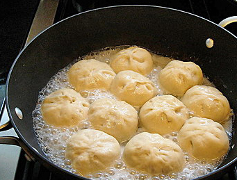 5分钟卖完一锅,客人排长队也要买_面团_水煎包_沙拉油