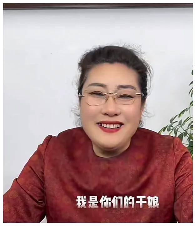 姜涛笑神空降王婆说媒!与女友十指相扣显恩爱,12年前参加非诚