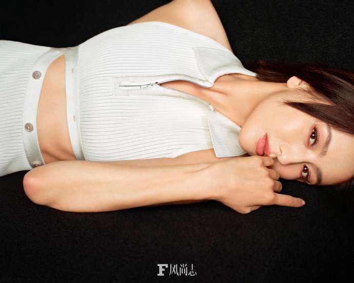 佟丽娅再登杂志封面,身姿曼妙惹人爱,天生丽质甜如初恋_魅力_锁骨