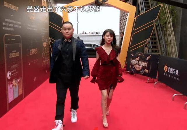 原创沫子穿酒红色礼服携曼森走红毯看到她的走姿后男粉丝全失恋了