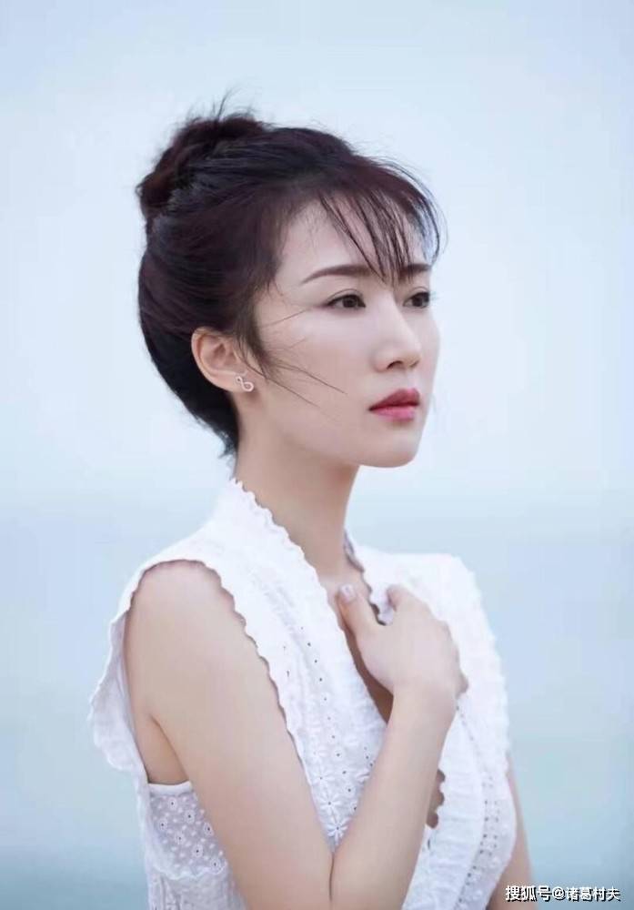 原创这谁顶得住嘛38岁阔太李念身材好得叫人窒息