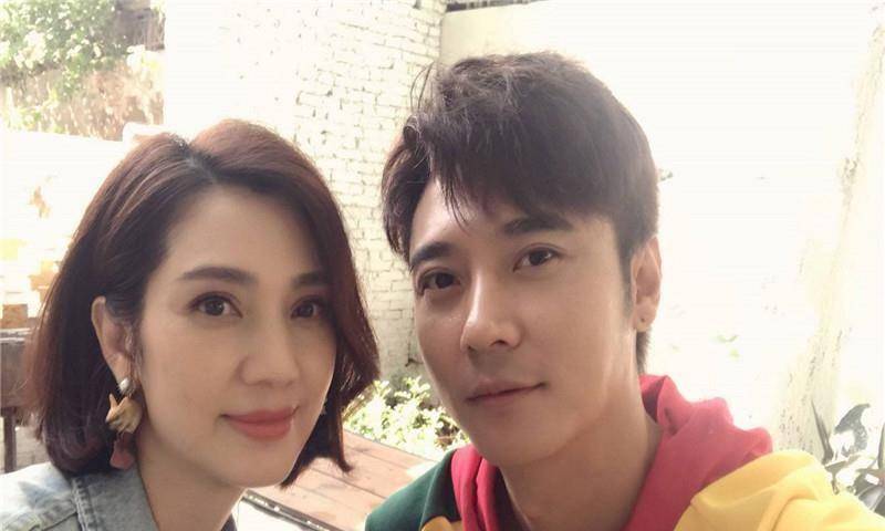 还有消息称,当张丹峰的经纪人毕滢出现负面新闻时,洪欣就与他达成了