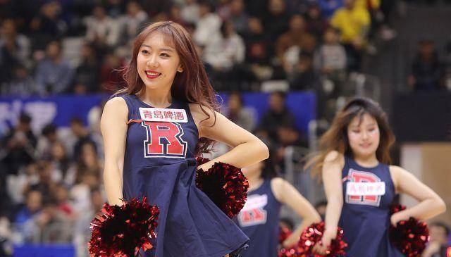 原创cba赛场的啦啦队不只是美女这次萌娃的助威同样有看点