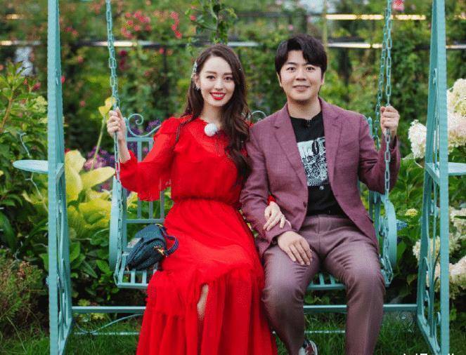 原创吉娜身穿礼服参加活动孕中身材毫无变化有谁注意郎朗的动作