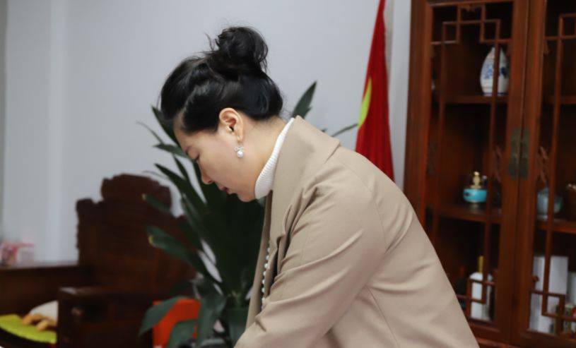 杨依崡丨美业人接近顾客消费反而减少