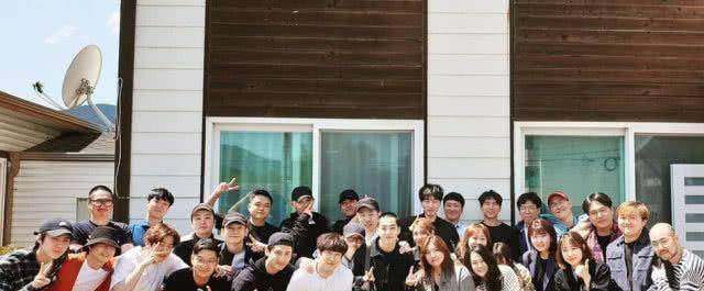 exo全员送都暻秀入伍张艺兴素颜出镜全员合影摸头杀好感人