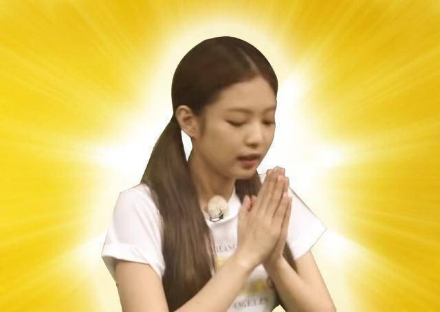 blackpink里的金智妮似乎一直都是走清纯少女路线,那个萌萌的,绑着两