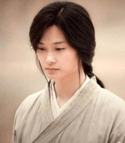 在这张照片中就可以清楚的看到,不管是古装造型还是现代造型,李宇春的