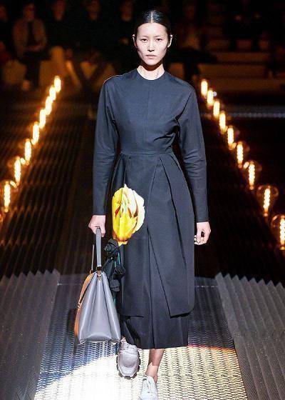 prada大秀被诟病卡抽台步像醉酒刘雯很稳却遭批竟是因无眉妆