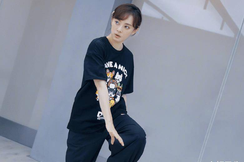 孙俪和佟大为18年握手对比照,邓超:终究还是一个人扛下所有!