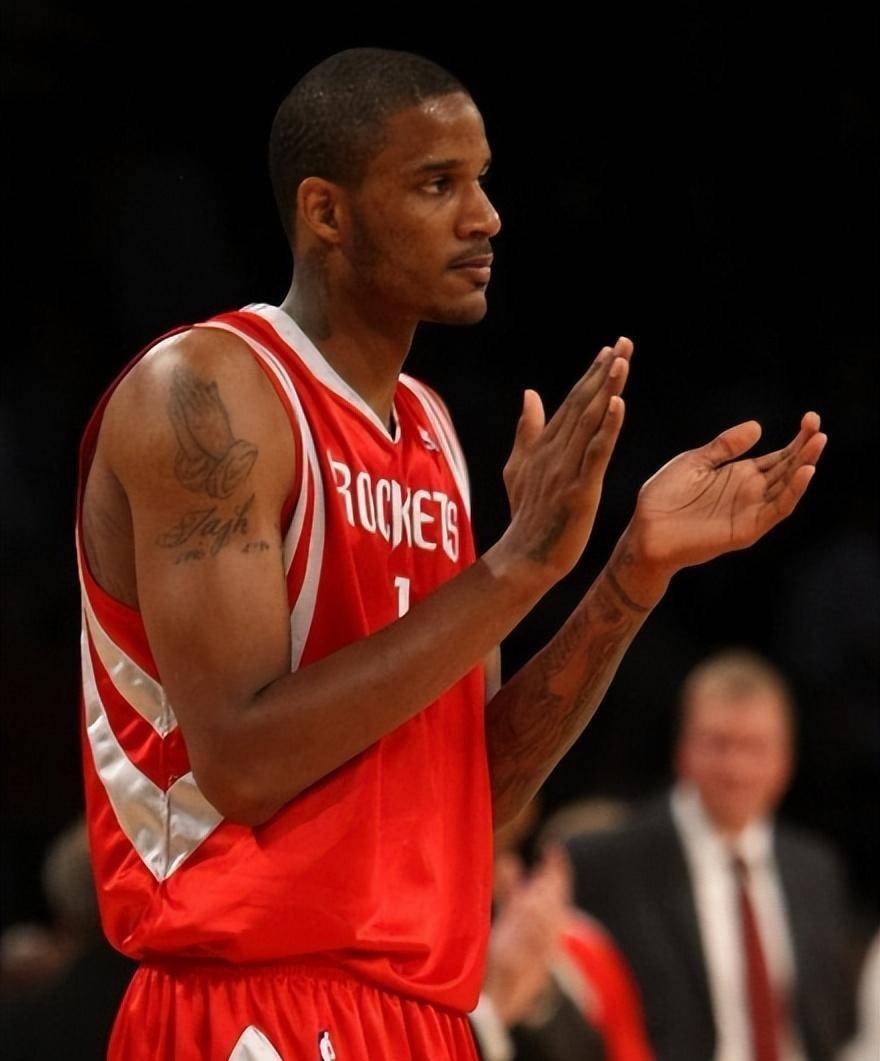 时候,就有个工作人员过来给阿里扎和他母亲说,他6岁的弟弟塔亚在窗边