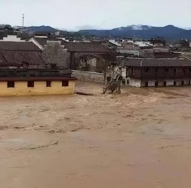 原创98年特大洪水7岁女孩紧抱大树9小时获救如今她的工作令人自豪