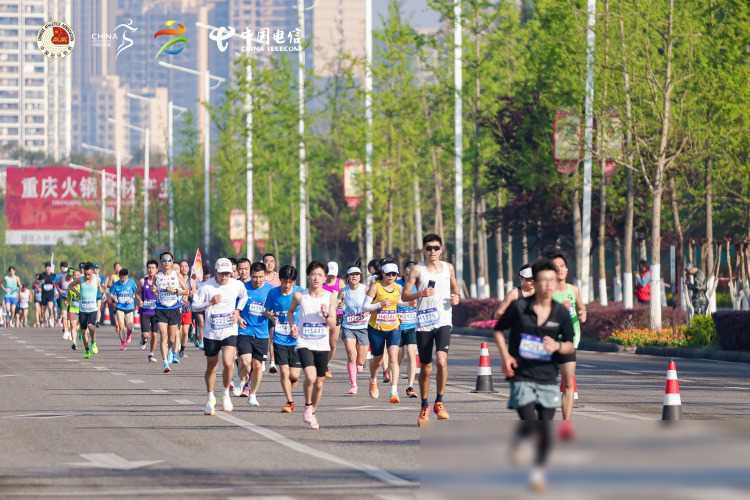 原创重庆市七运会半程马拉松赛鸣枪开跑合川队勇夺男女冠军