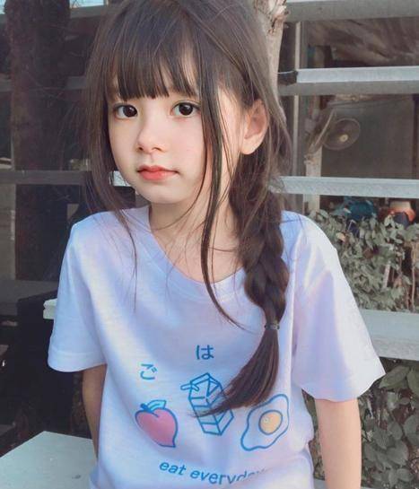 mini版lisa长这样?国外6岁美少女神颜火爆ins:爸爸在身旁当保镖吧