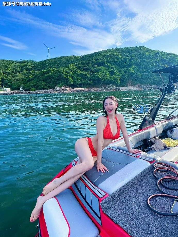 克拉拉天生的尤物身材白色衬衫搭红色比基尼景美人更美