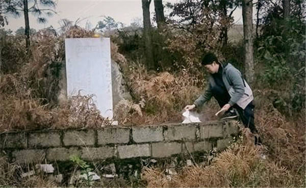 原创坟头有草子孙稀少坟头塌陷家财万贯清明节上坟有何讲究