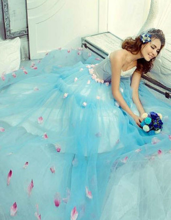 这款像是油画般的蓝色主题婚纱,就是水瓶座的专属.