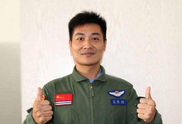 为挽救价值数亿的战机不幸坠地而亡为何妻子后来要挖开他的坟墓_张超_