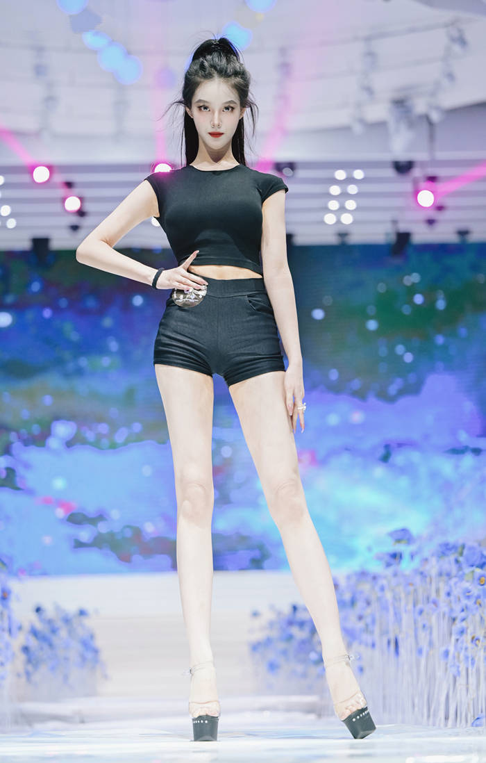 亭亭玉立风华绝代丨专访张嘉欣