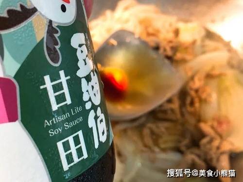 4,热锅后转小火,加入油,转转锅子让油平均分布在锅底,倒进蛋液,用筷子