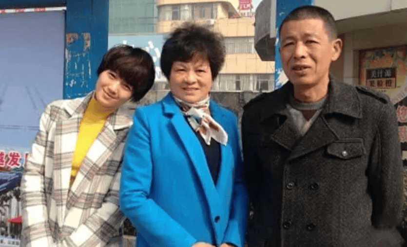 朱丹,妈妈,继父她的母亲再婚后,她与继父的相处并不融洽,充满了小心与