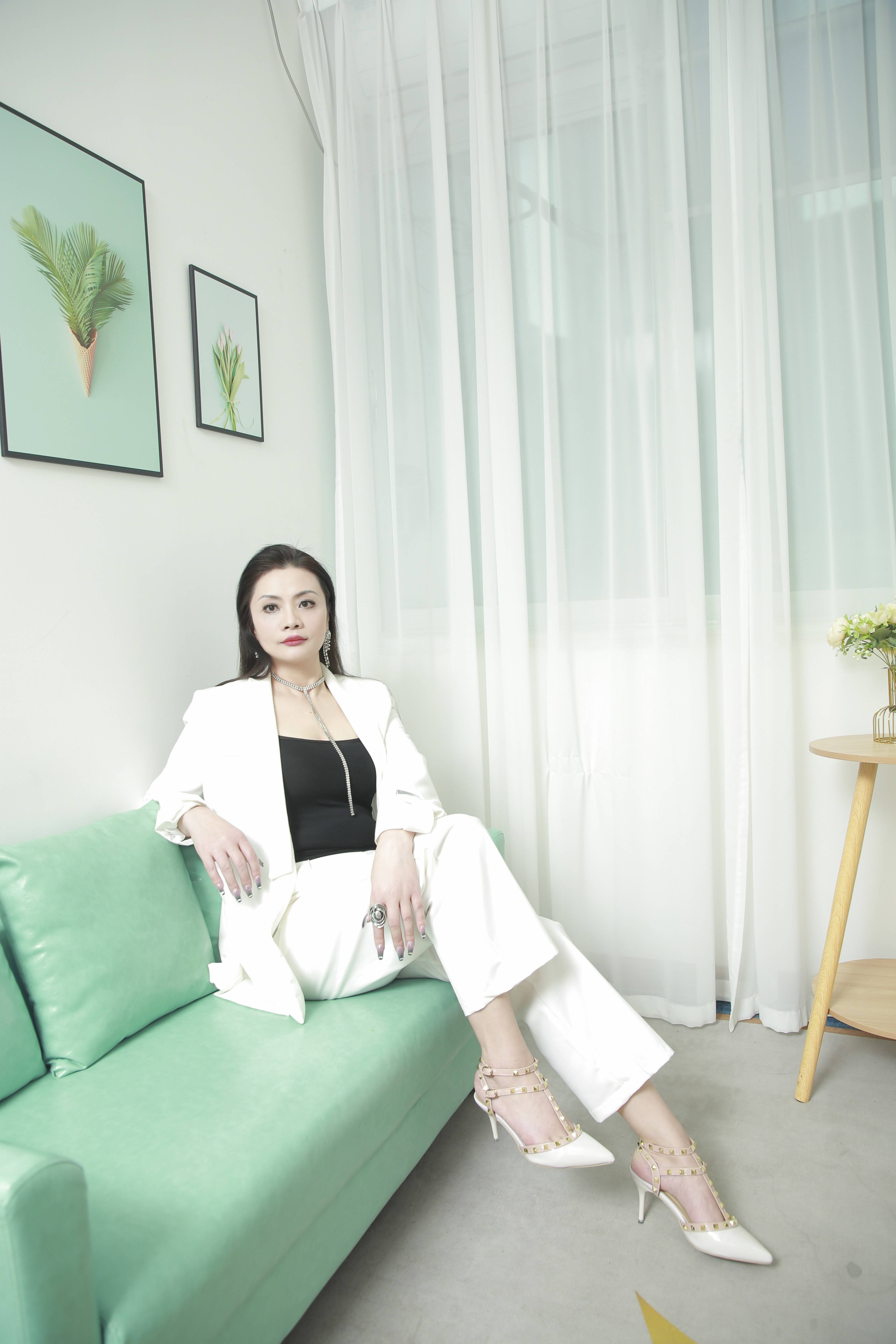 优雅绽放女模特严芳展现非凡魅力