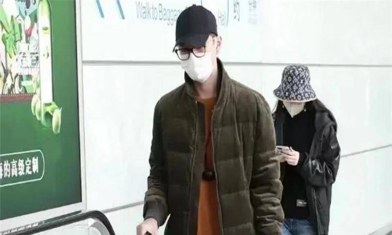 原创张靓颖与男友现身机场两人同框画面美好祝福二人爱情甜蜜